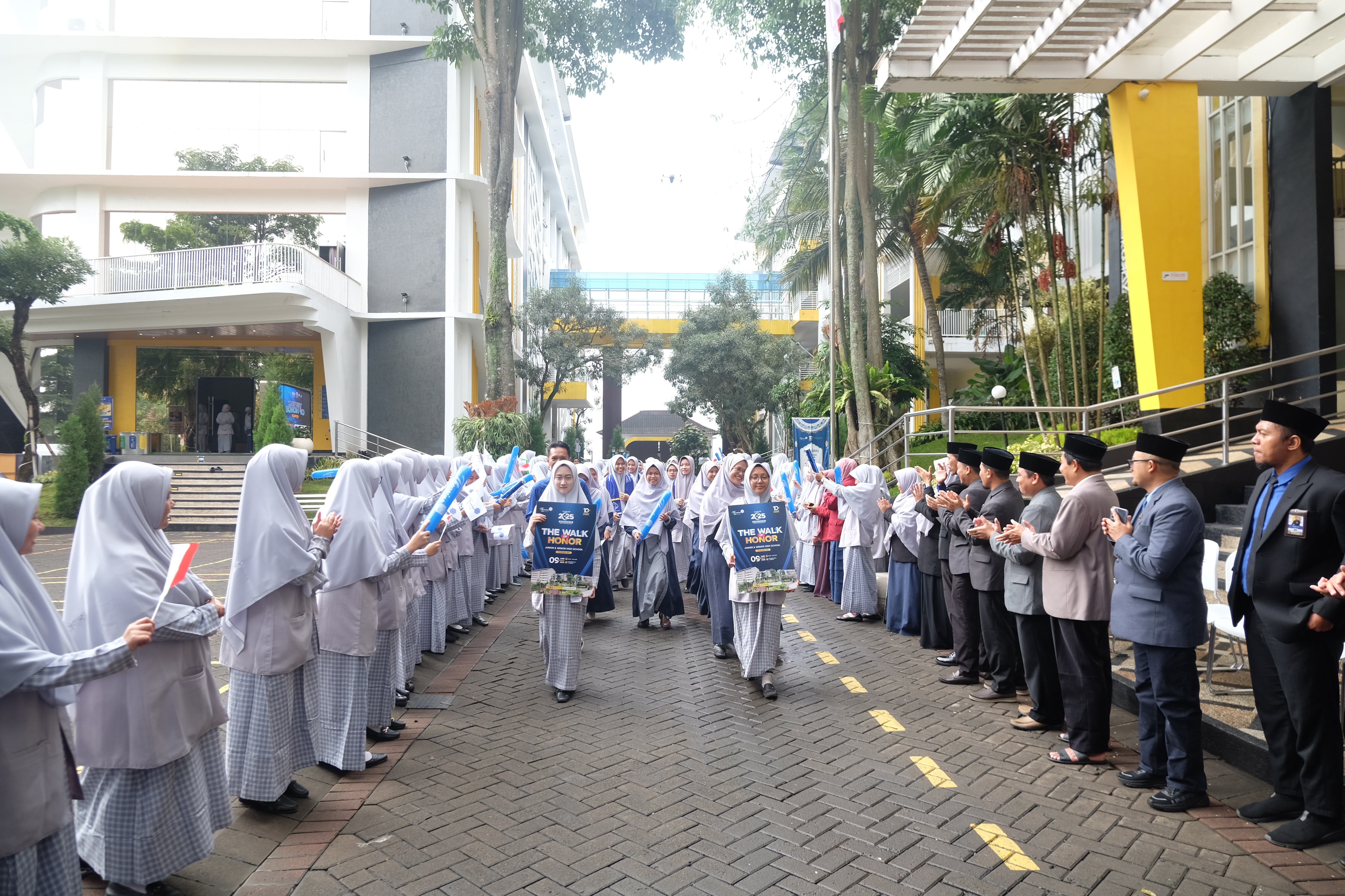 Jejak Perjuangan Santri Diabadikan dalam The Walk of Honor Thursina IIBS